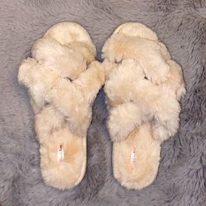 BEIGE FLUFFY HOUSE SLIPPERS | SIZE : LARGE / 9